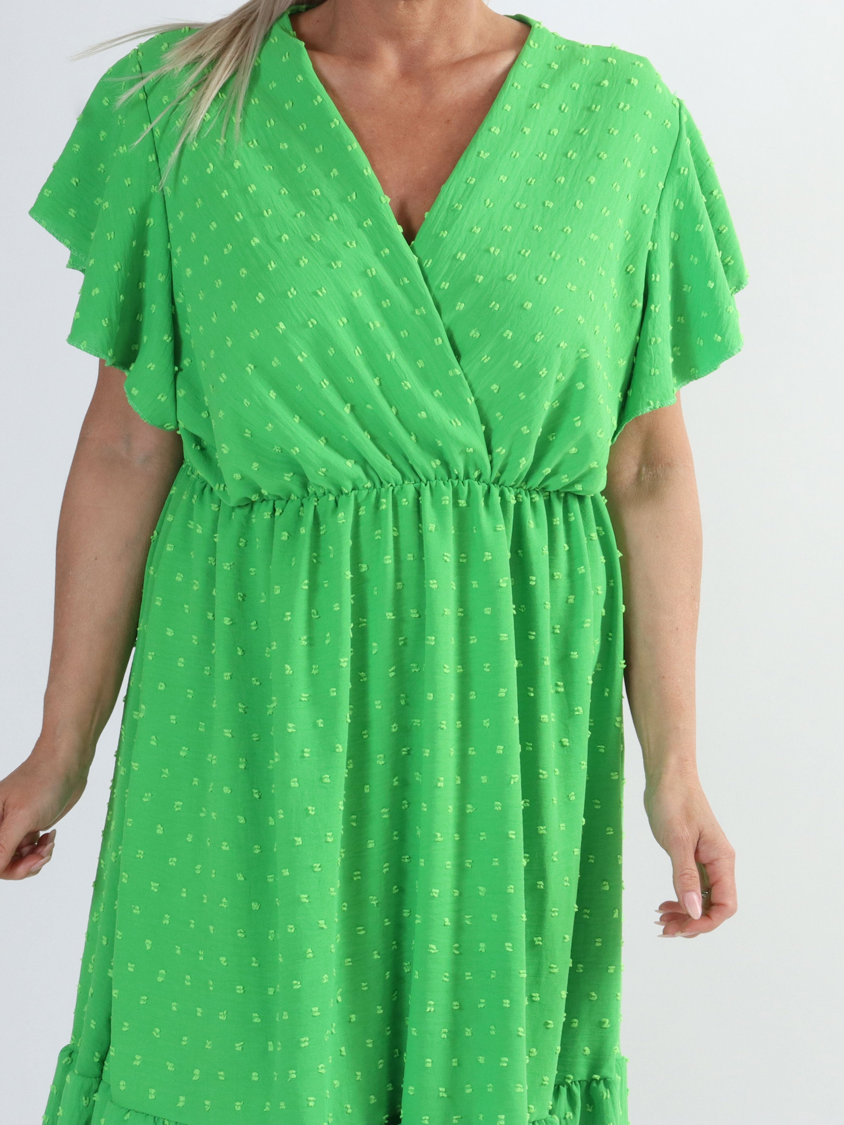 Vanilla - Plus size kjole med prikket detaljer og flæseærmer